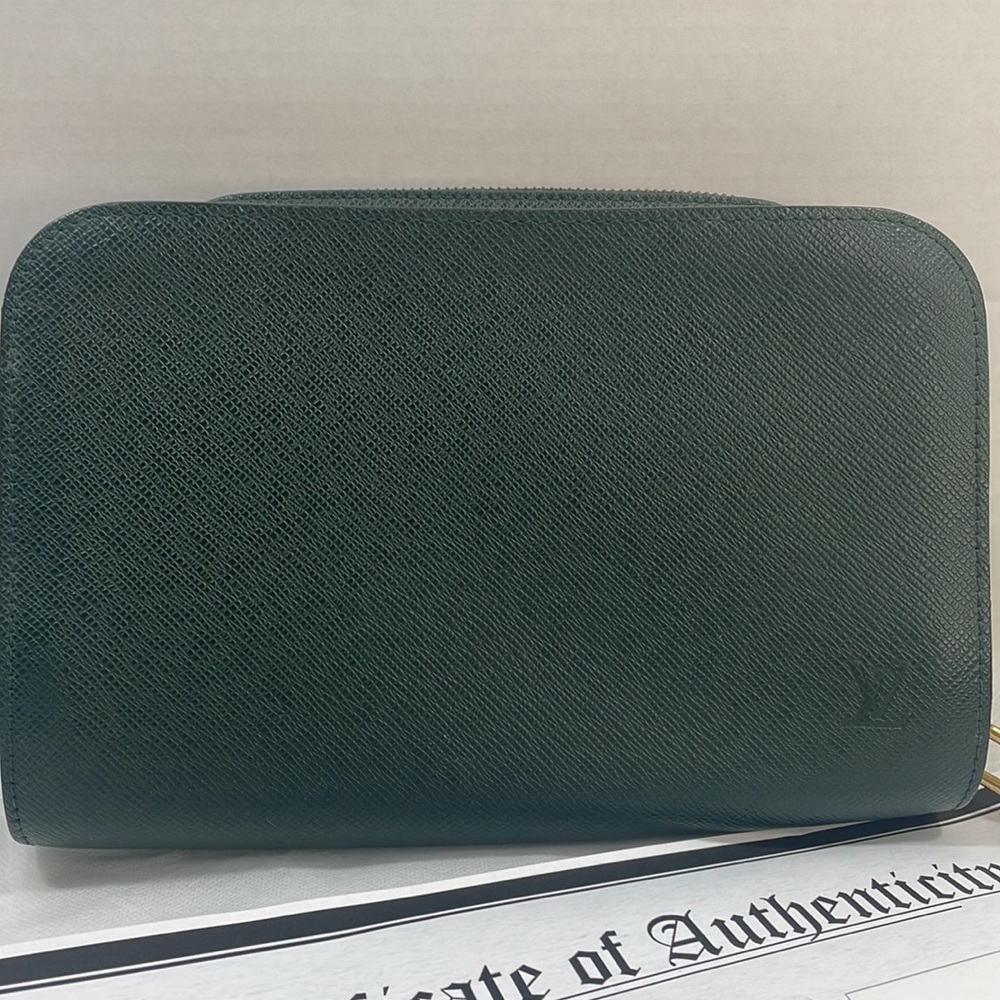 Authentic, LOUIS VUITTON green EPI clutch bag with COA